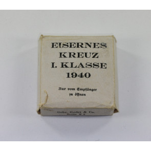 Weißer Umkarton Eisernes Kreuz 1. Klasse 1940 (!), Fehldruck (!), Gebr. Godet & Co. berlin W 8 Charlottenstraße 55