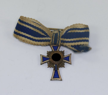16 MM Miniatur Mutterkreuz in Bronze, an Schleife - Militaria-Berlin