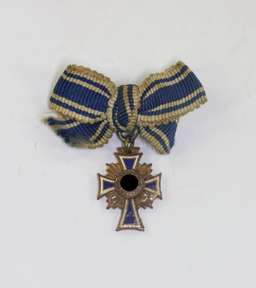 16 MM Miniatur Mutterkreuz in Bronze, an Schleife - Militaria-Berlin