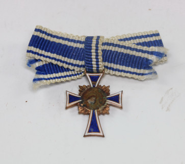 16 MM Miniatur Mutterkreuz in Bronze, an Schleife, Hst. L/11 (Wilhelm Deumer, Lüdenscheid) - Militaria-Berlin