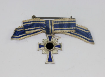 16 MM Miniatur Mutterkreuz in Silber, an Schleife - Militaria-Berlin