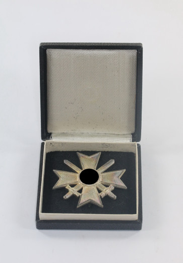 Kriegsverdienstkreuz 1. Klasse mit Schwertern, Hst. 1 (Deschler & Sohn, München), im Etui - Militaria-Berlin