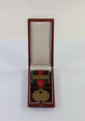 Anschlußmedaille Sudetenland (1. Oktober 1938), mit Spange Pragerburg, im Etui - Militaria-Berlin
