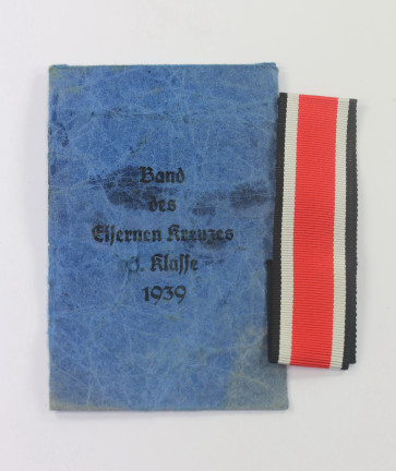  Band des Eisernen Kreuzes 2. Klass 1939, in Verleihunhstüte, Carl Koblauch Seidenbandfabrik Berlin C2, Poststr. 23 - Militaria-Berlin