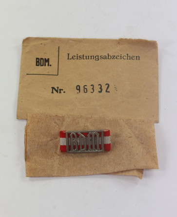  Bund Deutscher Mädel (BDM), Leistungsabzeichen in Silber, Hst. RZM M1/52, in Verleihungstüte (Deschler & Sohn, München) - Militaria-Berlin