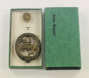  Deutsches Reiterabzeichen in Bronze, Hst. L.Chr. Lauer Nürnberg-Berlin + 16 MM Miniatur, im Etui "Reiter Bronze" - Militaria-Berlin