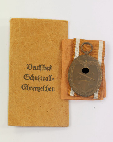 Deutsches Schutzwall-Ehrenzeichen, in Verleihungstüte Hermann Wernstein Jena-Löbstedt - Militaria-Berlin