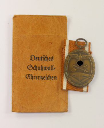  Deutsches Schutzwall-Ehrenzeichen, in Verleihungstüte, L. Chr. Lauer Nürnberg/Berlin - Militaria-Berlin