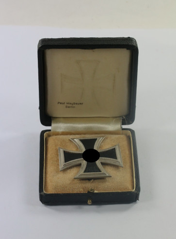  Eisernes Kreuz 1. Klasse 1939, Hst. 7 und L/13 (Doppelhersteller) (!), im Etui Paul Meybauer Berlin - Militaria-Berlin