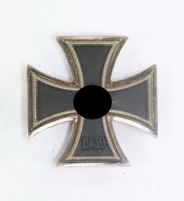  Eisernes Kreuz 1. Klasse 1939, Hst. L/52, zentral (C.F. Zimmermann, Pforzheim) - Militaria-Berlin
