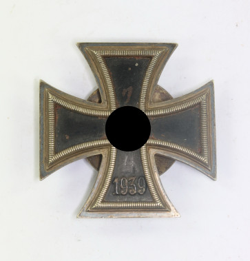  Eisernes Kreuz 1. Klasse 1939, Hst. L59 X Punze, an Schraubscheibe (Alois Rettenmaier, Schwäbisch-Gmünd) - Militaria-Berlin