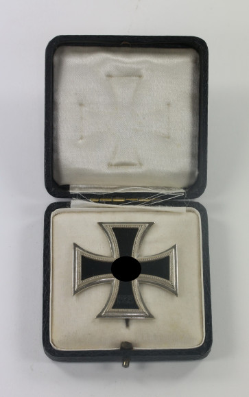  Eisernes Kreuz 1. Klasse 1939, Schinkel Form, Wilhelm Deumer, nicht magnetisch, im Etui - Militaria-Berlin