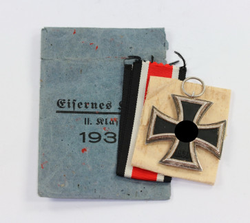  Eisernes Kreuz 2. Klasse 1939, Hst. 21 (!), in kleiner Verleihugstüte Gebr. Godet & Co. Berlin W8, Charlottenstr. 55 - Militaria-Berlin