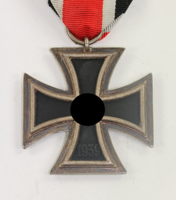  Eisernes Kreuz 2. Klasse 1939, Hst. 24 (Arbeitsgemeinschaft der Hanauer Plakettenhersteller, Hanau), überbreit - Militaria-Berlin