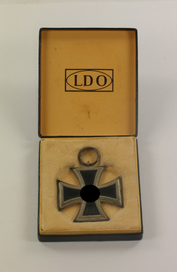  Eisernes Kreuz 2. Klasse 1939, Hst. L/11, im LDO Etui L/11 (Wilhelm Deumer, Lüdenscheid) - Militaria-Berlin