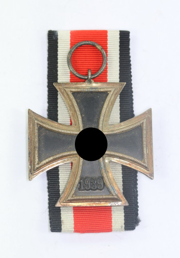  Eisernes Kreuz 2. Klasse 1939, Variante mit der runden "3", Deschler & Sohn, München - Militaria-Berlin
