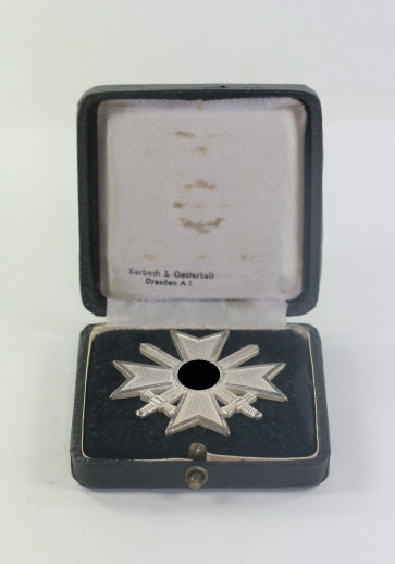  Kriegsverdienstkreuz 1. Klasse mit Schwertern, Hst. 62, im Etui mit Hakenkreuz (!), Kerbach & Oesterhelt Dresden A1 - Militaria-Berlin
