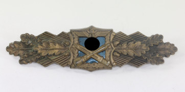 Nahkampfspange in Bronze, Hst. A.G.M.u.K., blaue Platte (!) - Militaria-Berlin