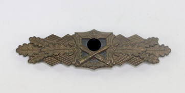  Nahkampfspange in Bronze, Hst. A.G.M.u.K., Gablonz (Arbeitsgemeinschaft Metalle und Kunststoffe, Gablonz) - Militaria-Berlin