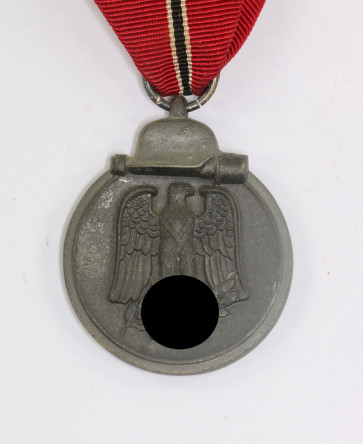  Ostmedaille, Hst. 13 (Gustav Brehmer, Markneukirchen) - Militaria-Berlin