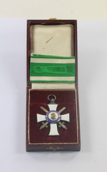  Sachsen, Albrechtsorden Ritterkreuz 2.Klasse mit Schwerter, Hst. R, im Etui (A.R.2.), G.A. Scharfenberg Dresden Seestr. 16 C.E. Kunath Ordensband Lager Dresden Altmarkt 2  - Militaria-Berlin