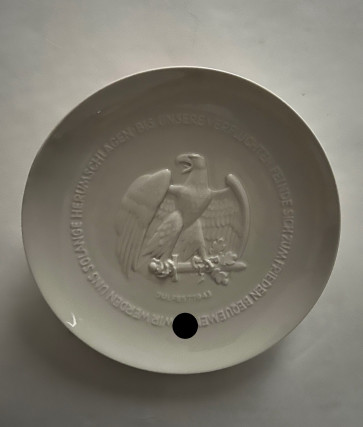  SS-Porzellanmanufaktur Allach, Teller "Julfest 1943 Wir werden uns solange herumschlagen bis unsere verfluchten Feinde sich zum Frieden Bequemen" - Militaria-Berlin
