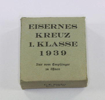  Umkarton Eisernes Kreuz 1. Klasse 1939, C. E. Juncker Berlin SW 68 grün (!) - Militaria-Berlin