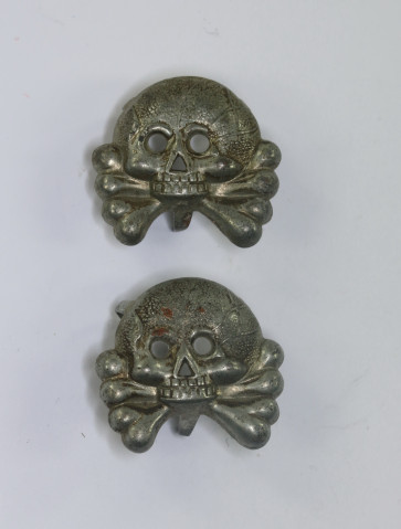  Wehrmacht Heer, Paar Totenköpfe für die Kragenspiegel der Panzertruppe (Eisen) - Militaria-Berlin