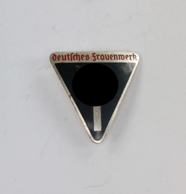  Abzeichen, Deutsches Frauenwerk Mitgliedsabzeichen, Hst. RZM M1/120 (Wilhelm Deumer, Lüdenscheid) - Militaria-Berlin