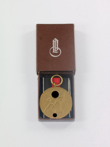Anschlußmedaille Sudetenland (1. Oktober 1938), in brauner LDO Schiebeschachtel, Wilhelm Deumer L/11 - Militaria-Berlin