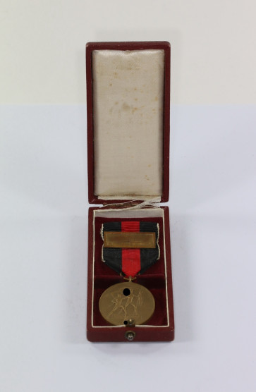 Anschlußmedaille Sudetenland (1. Oktober 1938), mit Spange Pragerburg, im Etui - Militaria-Berlin