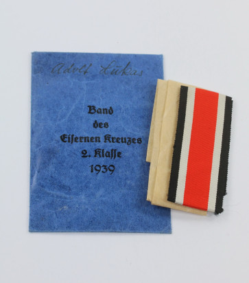 Band des Eisernen Kreuzes 2. Klass 1939, in Verleihunhstüte, Carl Koblauch Seidenbandfabrik Berlin - Militaria-Berlin