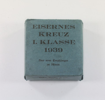 Blauer (!) Umkarton Eisernes Kreuz 1. Klasse 1939, Gebr. Godet & Co. Berlin  (!) - Militaria-Berlin