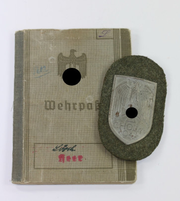 Cholmschild auf Heeresstoff, "Short M" mit Wehrpaß, "Georg Lösch" - Militaria-Berlin
