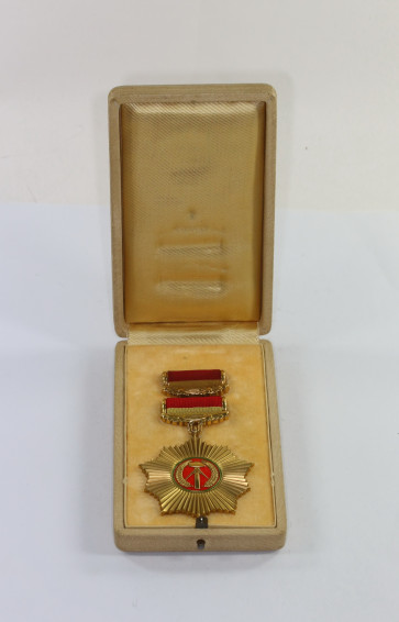 DDR, Vaterländische Verdienstorden (VVO) in Gold (900), im Etui mit Feldspange - Militaria-Berlin