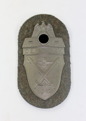 Demjanskschild auf Heeresstoff, Typ 4.5 (Eisen) - Militaria-Berlin