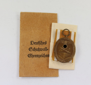 Deutsches Schutzwall-Ehrenzeichen, in Verleihungstüte Deschler & Sohn  - Militaria-Berlin