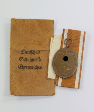 Deutsches Schutzwall-Ehrenzeichen, in Verleihungstüte E. Schmidthäusler Pforzheim - Militaria-Berlin