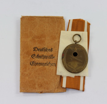 Deutsches Schutzwall-Ehrenzeichen, in Verleihungstüte, Ferd. Hoffstätter Bonn a. Rh - Militaria-Berlin