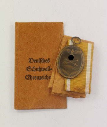  Deutsches Schutzwall-Ehrenzeichen, in Verleihungstüte, Julius Maurer Oberstein a.d. Nahe - Militaria-Berlin