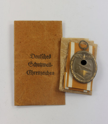 Deutsches Schutzwall-Ehrenzeichen, in Verleihungstüte Karl Pichel Innsbruk - Militaria-Berlin