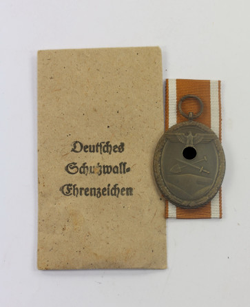  Deutsches Schutzwall-Ehrenzeichen, in Verleihungstüte Karl Poellath Schrobenhausen - Militaria-Berlin