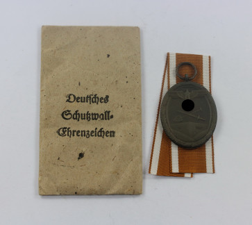  Deutsches Schutzwall-Ehrenzeichen, in Verleihungstüte Karl Poellath Schrobenhausen - Militaria-Berlin