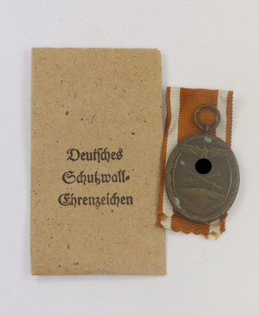 Deutsches Schutzwall-Ehrenzeichen, in Verleihungstüte Karl Poellath Schrobenhausen - Militaria-Berlin