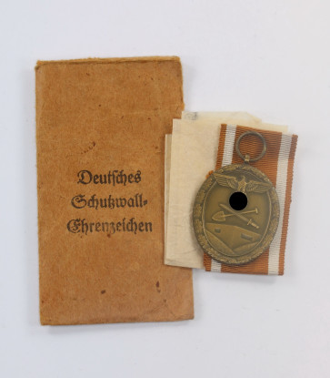  Deutsches Schutzwall-Ehrenzeichen, in Verleihungstüte, L. Chr. Lauer Nürnberg/Berlin - Militaria-Berlin