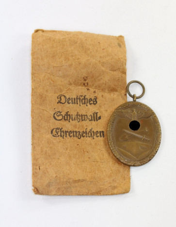  Deutsches Schutzwall-Ehrenzeichen, in Verleihungstüte Moritz Hasch A.G., Pforzheim - Militaria-Berlin