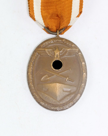 Deutsches Schutzwall Ehrenzeichen, "Für Arbeit zum Schutze Deutschlands" (Buntmetall) - Militaria-Berlin