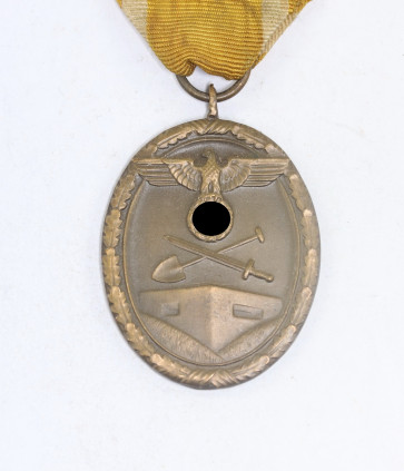 Deutsches Schutzwall Ehrenzeichen, "Für Arbeit zum Schutze Deutschlands" (Buntmetall) - Militaria-Berlin