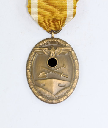 Deutsches Schutzwall Ehrenzeichen, Für Arbeit zum Schutze Deutschlands (Buntmetall) - Militaria-Berlin