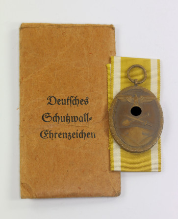 Deutsches Schutzwall Ehrenzeichen, in Verleihungstüte August Menze & Sohn Wien VI - Militaria-Berlin